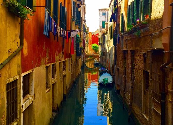 Очарователни са тесните канали на Венеция.