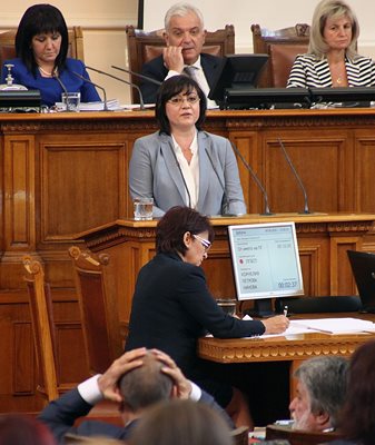 Шефът на депутатите от ГЕРБ Цветан Цветанов се е хванал за главата, докато слуша речта на соцлидерката Корнелия Нинова за началото на есенната сесия на парламента.