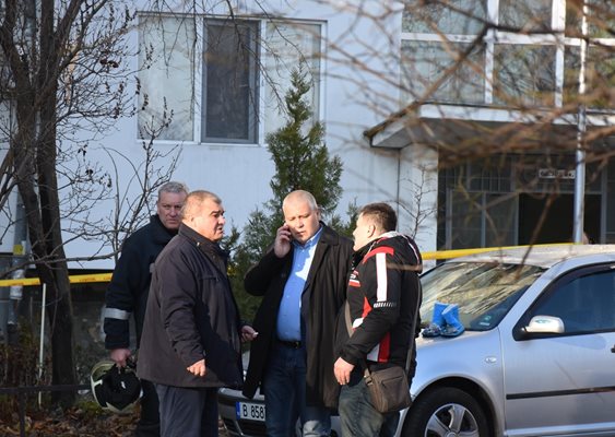 На местопроизшествието пристигнаха окръжният прокурор Красимир Конов (вторият от ляво на дясно) и директорът на полицията комисар Даниел Пашов (до него). 