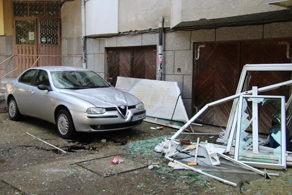 Отломките от взривената на петия етаж тераса паднали върху лекия автомобил на собственика на жилището, който бил паркиран под терасата. Снимка: Ваньо Стоилов