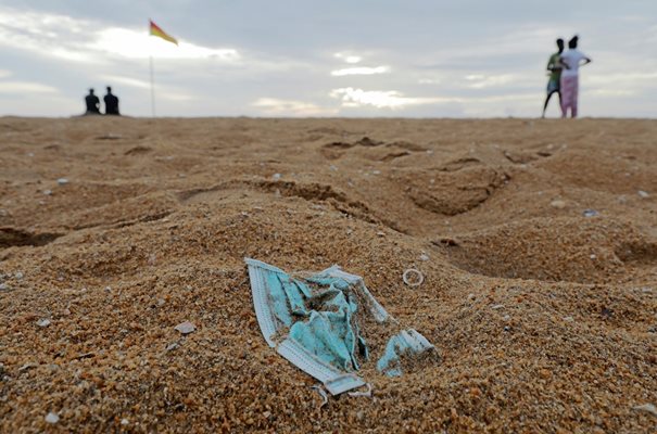 Поради липса на указания за рециклиране маските попадат по плажове и във водни басейни.


