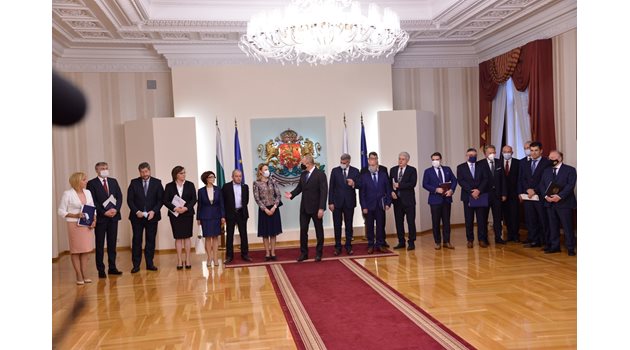 Президентът Радев заедно със служебния кабинет и парламентарните лидери преди началото на КСНС.

СНИМКИ: ЙОРДАН СИМЕОНОВ