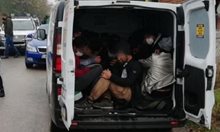В ареста остава ломчанин, задържан край Враца с пълен с мигранти микробус