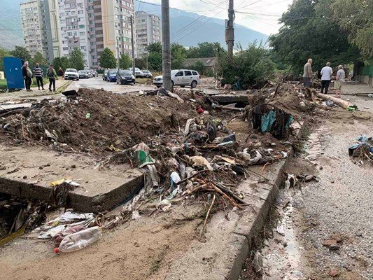 Продължава разчистването на засегнатите от валежите улици в Карлово.