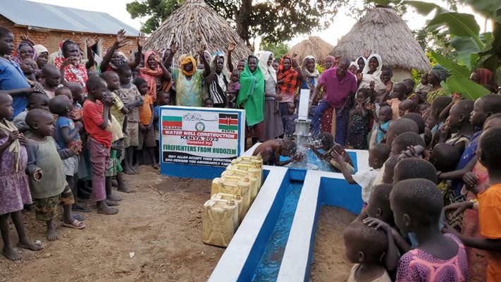 В африканското село село се радват на водата и са поставили табела, че дарението е от Рудозем.