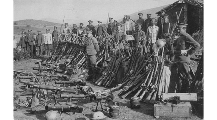Войници от 34-и пехотен Троянски полк с трофеи от пленено британско въоръжение при Дойран през лятото на 1917 г. 
 СНИМКА: АРХИВ
