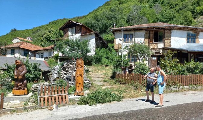 Село Пирин се прочу с дървените си скулптури.