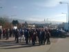 Десетки български шофьори затвориха ГКПП Кулата-Промахон за преминаване на леки коли и автобуси преди около час. Те направиха това в като своеобразен протест срещу затварянето на пункта от страна на гръцките фермери в 15 ч. Гърците обаче бяха решили да спират само камиони, а нашите превозвачи организираха пълна контраблокада.