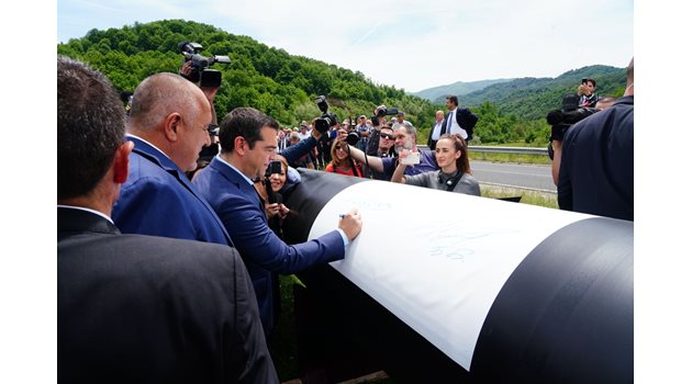 Двамата премиери - Бойко Борисов и Алексис Ципрас, сложиха подписите си на първата тръба на газопровода към Гърция.