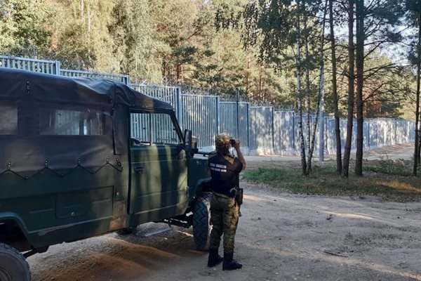 Полша завърши строежа на границата с Беларус. СНИМКИ: Туитър