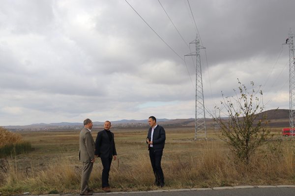 Енергийният министър Росен Христов, кметът на Бургас Димитър Николов и шефът на ЕСО Ангелин Цачев инспектират мрежата.