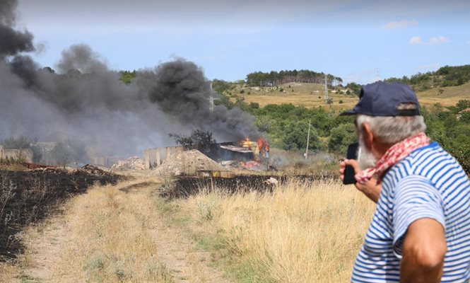 Заради огромен пожар жителите на варненското с. Доброглед са били евакуирани Снимка: Орлин Цанев