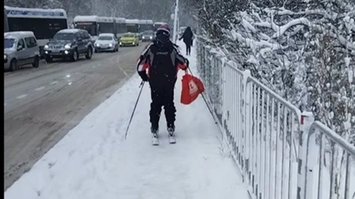 Мъж кара ски по заледени улици