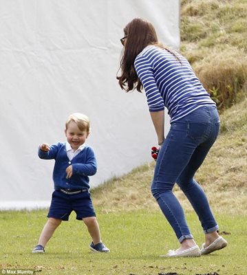 Кейт Мидълтън си играе със сина си принц Джордж. СНИМКИ: АРХИВ