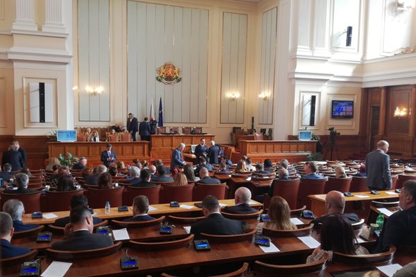 Парламентът допълни санкциите при неизпълнение на противоепидемичните мерки