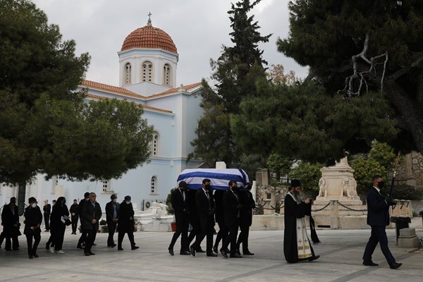 Погребение в Атина, на което е позволено да присъстват минимален брой хора