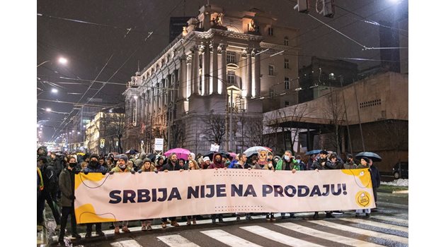 "Сърбия не се продава" пише на плаката на протестиращите пред парламента в Белград срещу лиитевата мина.