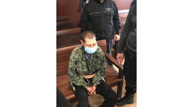 Бейсим Салиф от хасковското село Сърница в съда в Хасково непосредствено след задържането му. СНИМКА: НЕНКО СТАНЕВ