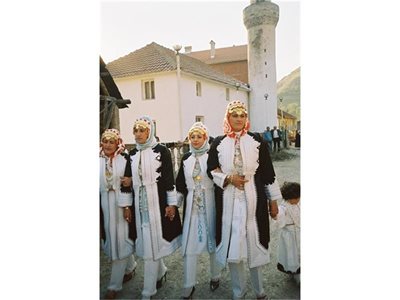 Горанки в традиционни носии. 
СНИМКИ: ПАРСЕХ ШУБАРАЛЯН
И АРХИВ НА ИЗСЛЕДОВАТЕЛКАТА
