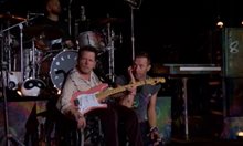 Майкъл Джей Фокс на една сцена с Coldplay: Свири с тях въпреки болестта (Видео)