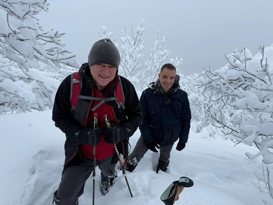 Служебният премиер Димитър Главчев нагази в сняг до колене, докато преминаваше по пътеката на Боян Петров на Витоша. СНИМКА: ФЕЙСБУК НА ГЛАВЧЕВ