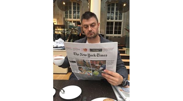 Евродепутатът чете “Таймс”.