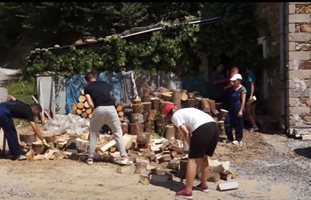 "Внуци под наем" цепят дърва и копаят градини на възрастни хора в мадански села
