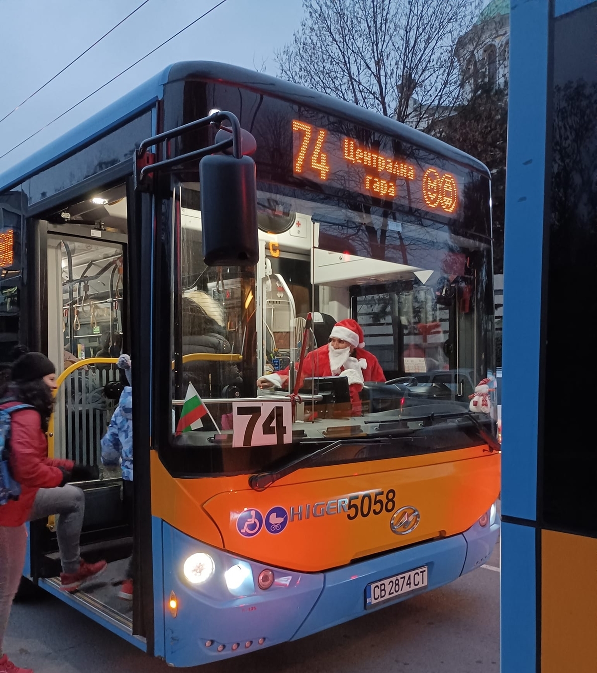 Дядо Коледа дойде с електробус в София