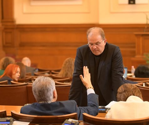 Правната комисия, чийто шеф е Радомир Чолаков, вече отхвърли президентското вето.