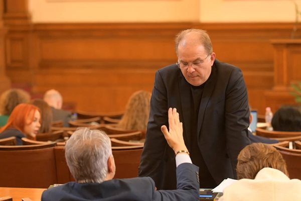 Правната комисия, чийто шеф е Радомир Чолаков, вече отхвърли президентското вето.