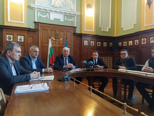 Кметът Здравко Димитров обяви с екипа си, че имотът от 81 дка в парк "Отдих и култура" ще бъде придобит от общината. Снимки: Авторът