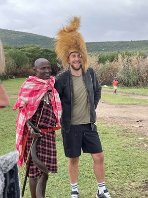 Актьорът се снима с местните от племето масаи в Кения.