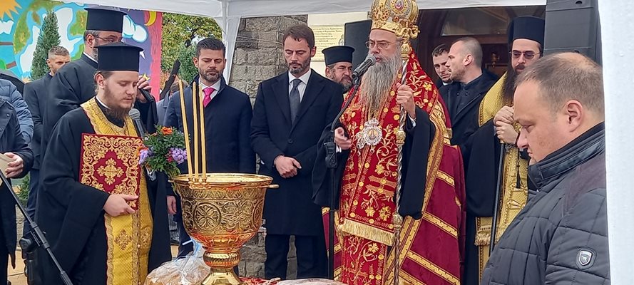 Санторели и митрополит Николай при откриването на параклиса “Свети Архангел Михаил”