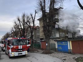 Пожарът е избухнал около 15 часа.