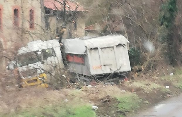 Камион се заби в сградата на Кожа база край Търново

Снимка: I see you КАТ Велико Търново