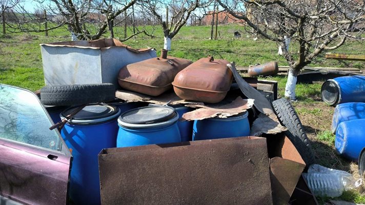 Общо 2625 литра нелегален етилов алкохол задържаха през последните две седмици митнически служители от оперативните сектори в ТД Митница Русе. Снимки Агенция "Митници"