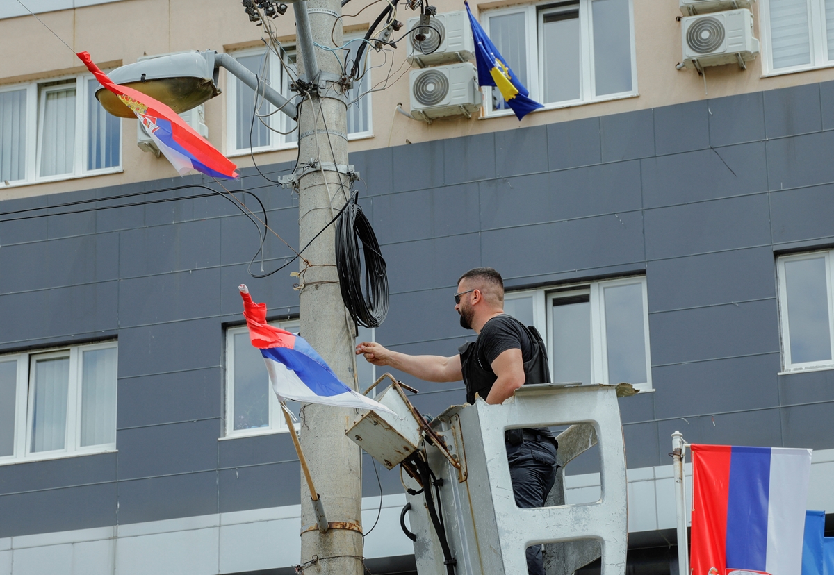 Протестиращи разпънаха 250-метрово сръбско знаме в Косово