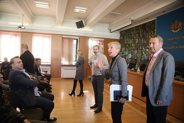 Le professeur Daniela Dasheva calme les émotions dans la salle avant l'entrée du ministre Dimitar Iliev.