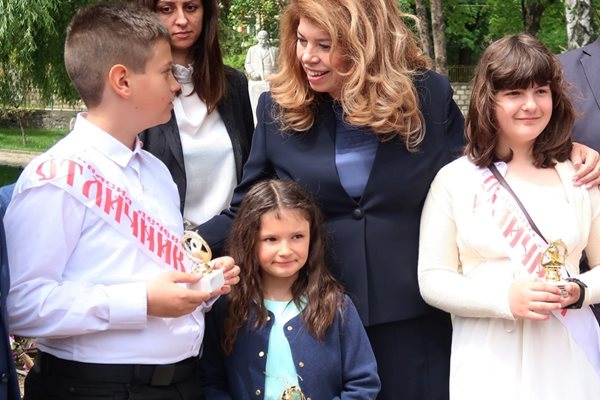 Вицепрезидентът Илияна Йотова с децата на Чепеларе