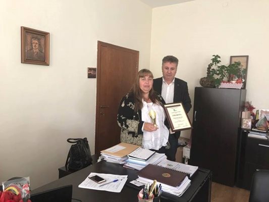 Кметицата на Златица Магдалена Иванова в кабинета си  СНИМКА: ФЕЙСБУК