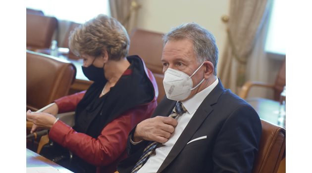 Министерският съвет възложи на здравния министър Стойчо Кацаров да сключи договор за осигуряването на моноклонални антитела за лечение на пациенти с COVID-19 с риск от тежко протичане на заболяването.
