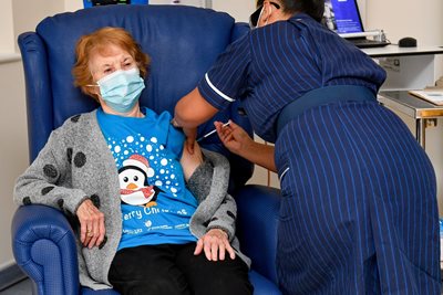 90-годишната британка Маргарет Кийнън бе първият ваксиниран човек.