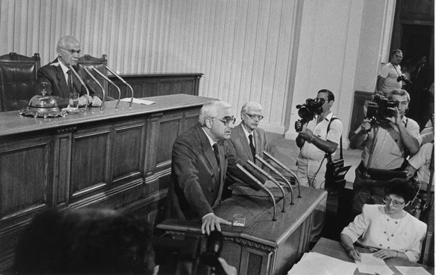 При съставянето на първото си правителство през 1990 г. Луканов действа по изпитания от времето на соца “командно-административен метод”.