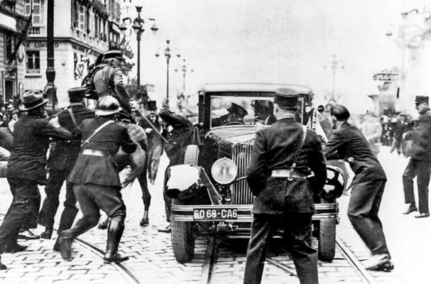 Владо Черноземски по време на стрелбата по крал Александър Караджорджевич от стъпалото на автомобила