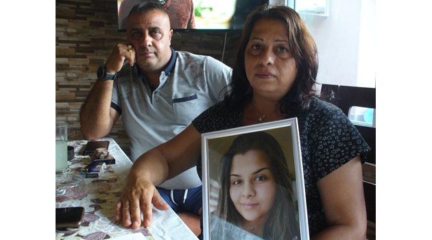 Таня и Илия Стоянови с портрета на  дъщеря си Християна, която загина в катастрофа на 13 г.