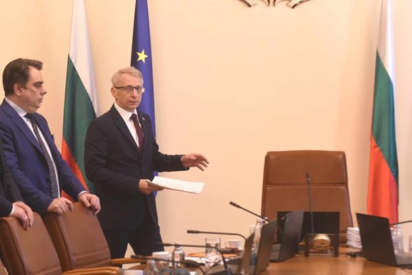Премиерът Николай Денков и финансовият министър Асен Василев на заседанието вчера. На него не дойде Мария Габриел.