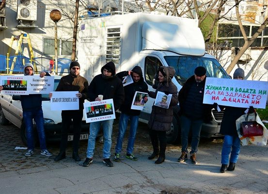 Протестиращи посрещнаха експертите пред сградата на РИОСВ във Варна. СНИМКА: Авторката