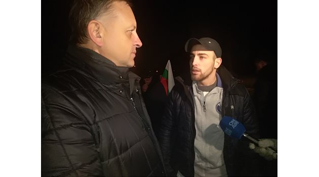 "Докога ще търпим това безобразие", попита протестиращ (вдясно) кмета на Войводиново Димитър Тосев Снимки: Авторът