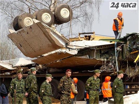 Руски войници товарят на камион останките от разбилия се край Смоленск самолет на Лех Качински. СНИМКА: РОЙТЕРС 