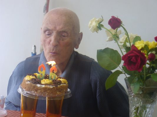 Рожденикът Илия Карагонов духна от раз свещичките от тортата, което всички разтълкуваха като добър.